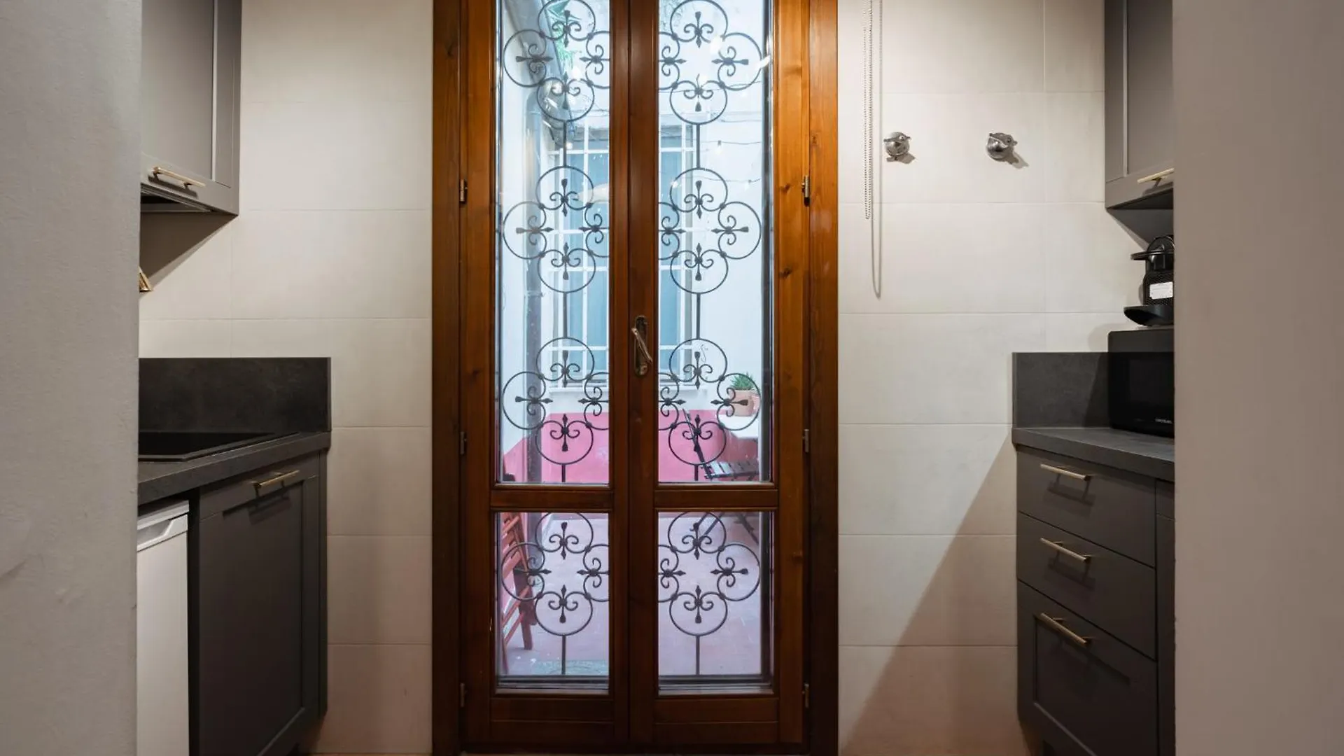 Charming Apartment In The Heart Of Santo Spirito Florence