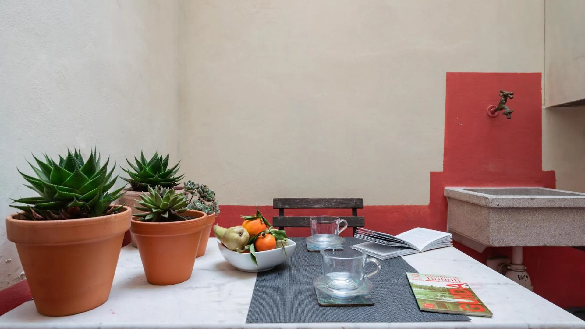 Charming Apartment In The Heart Of Santo Spirito Florence