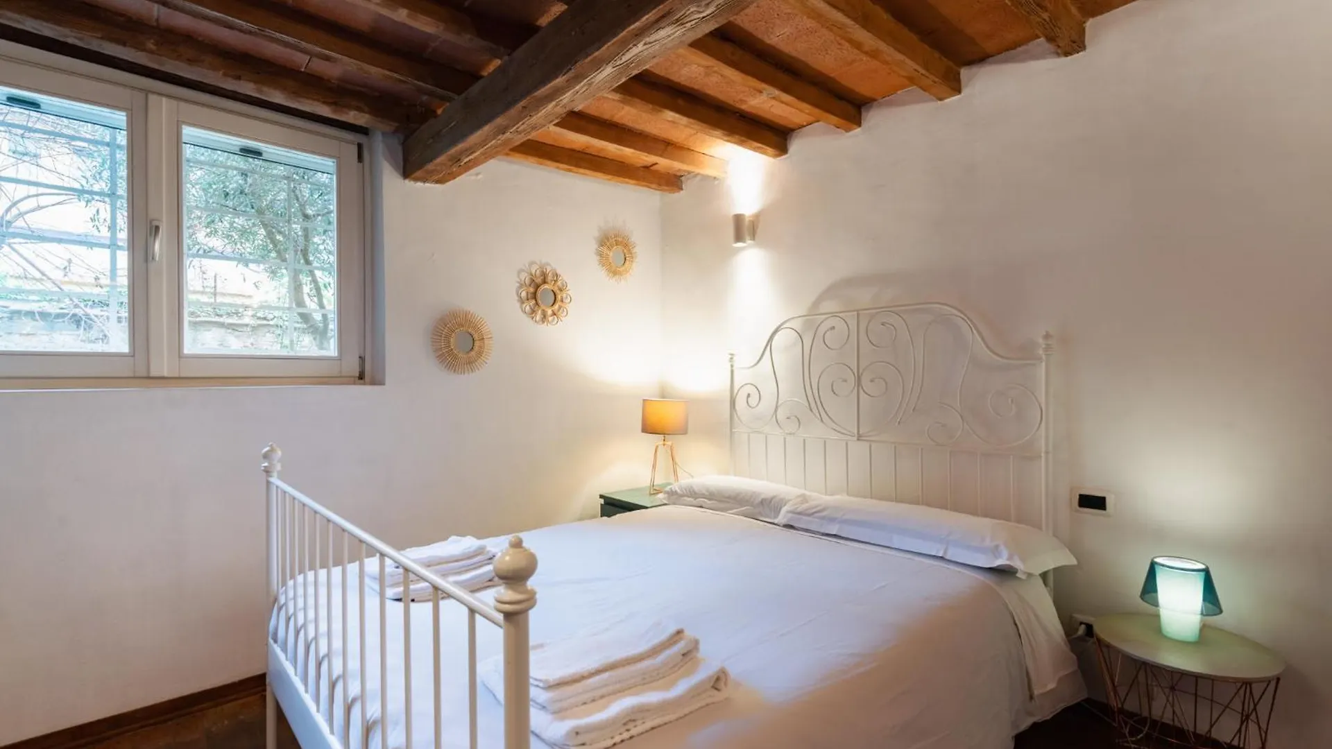 Charming Apartment In The Heart Of Santo Spirito Florence