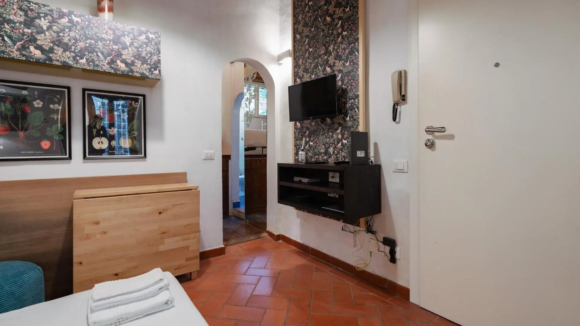 Charming Apartment In The Heart Of Santo Spirito Florence