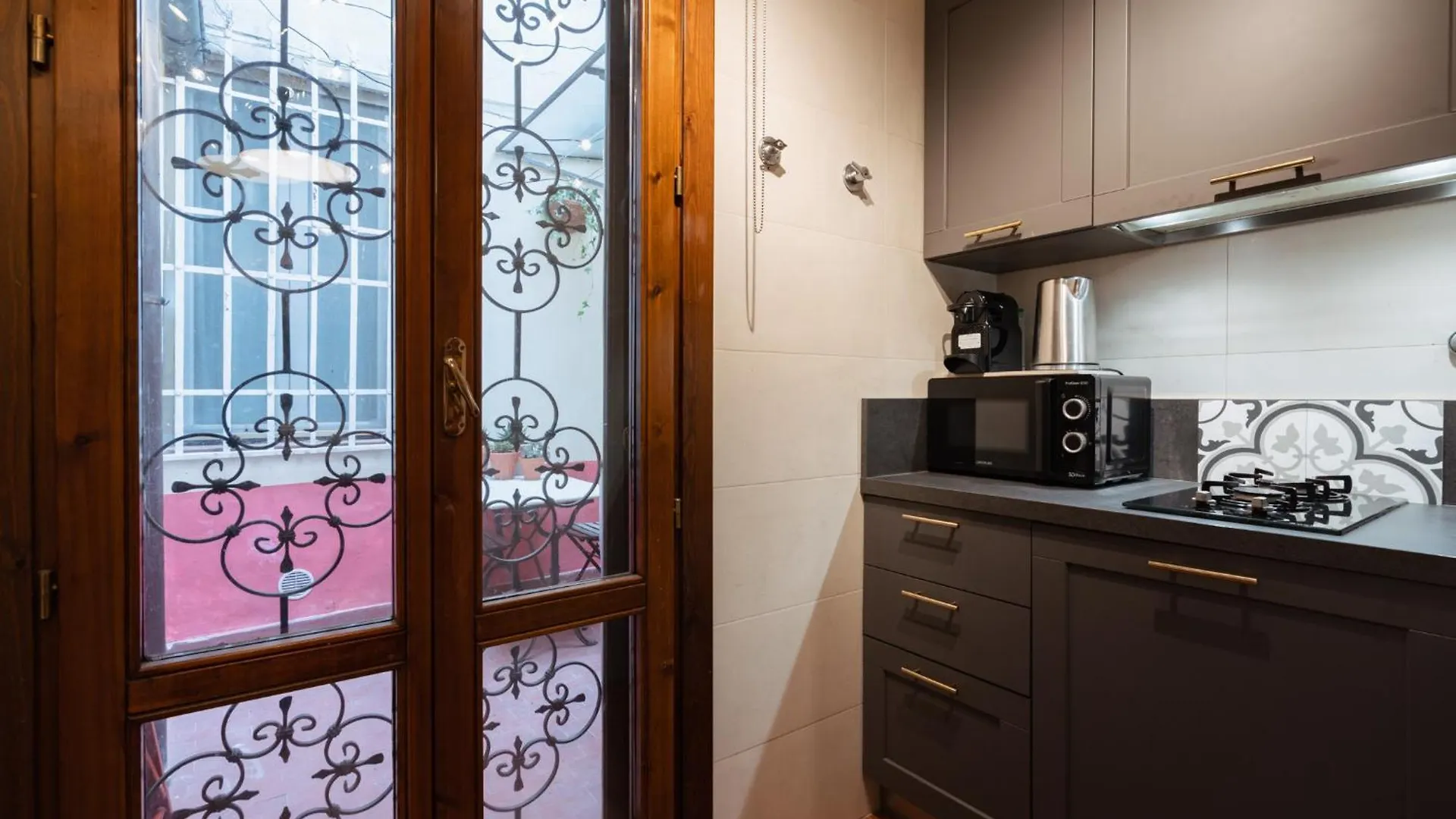 Charming Apartment In The Heart Of Santo Spirito Florence