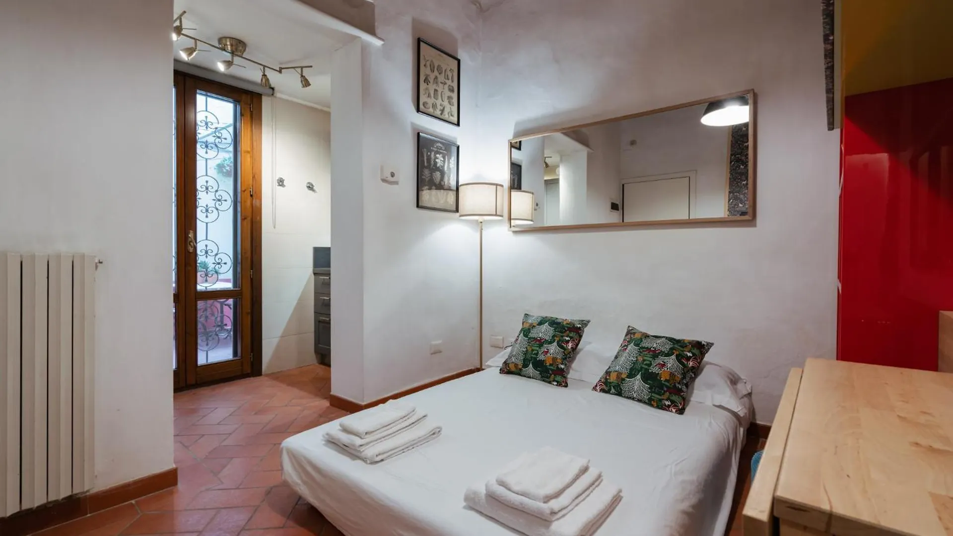 Charming Apartment In The Heart Of Santo Spirito Florence