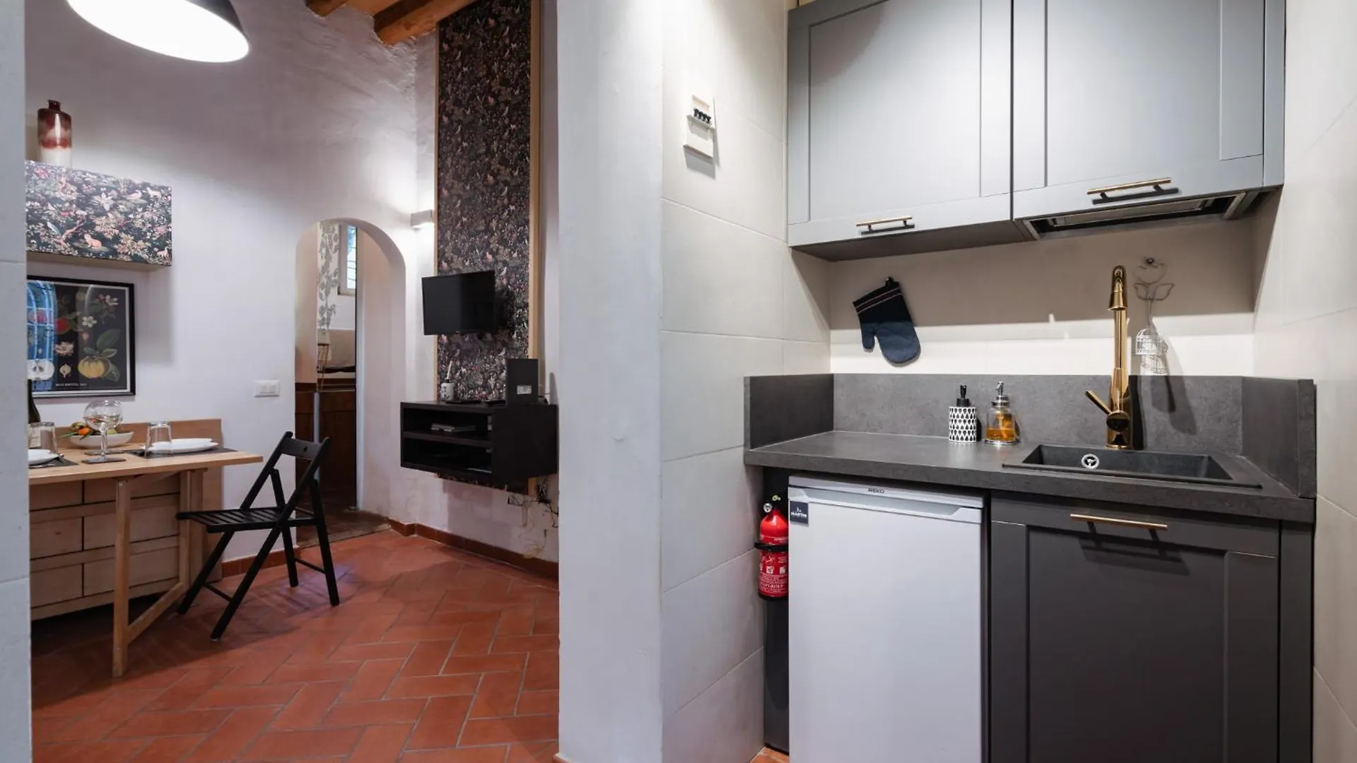 Charming Apartment In The Heart Of Santo Spirito Florence