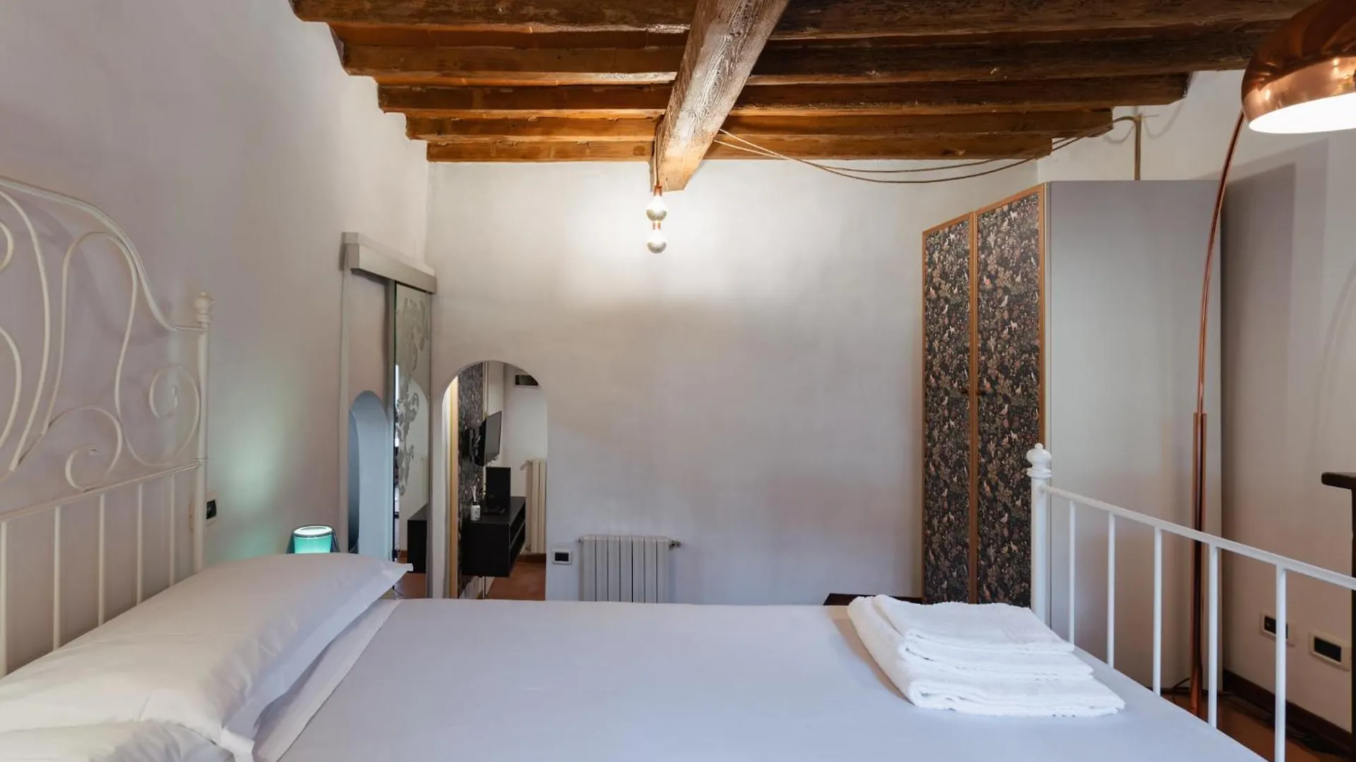 Charming Apartment In The Heart Of Santo Spirito Florence