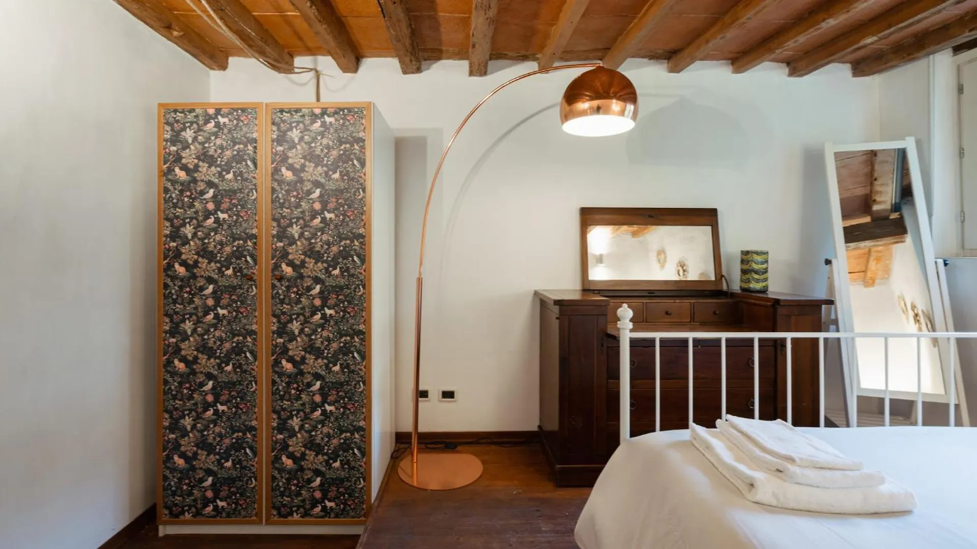 Charming Apartment In The Heart Of Santo Spirito Florence