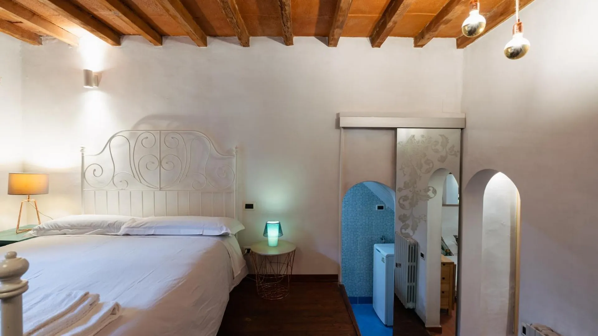 Charming Apartment In The Heart Of Santo Spirito Florence