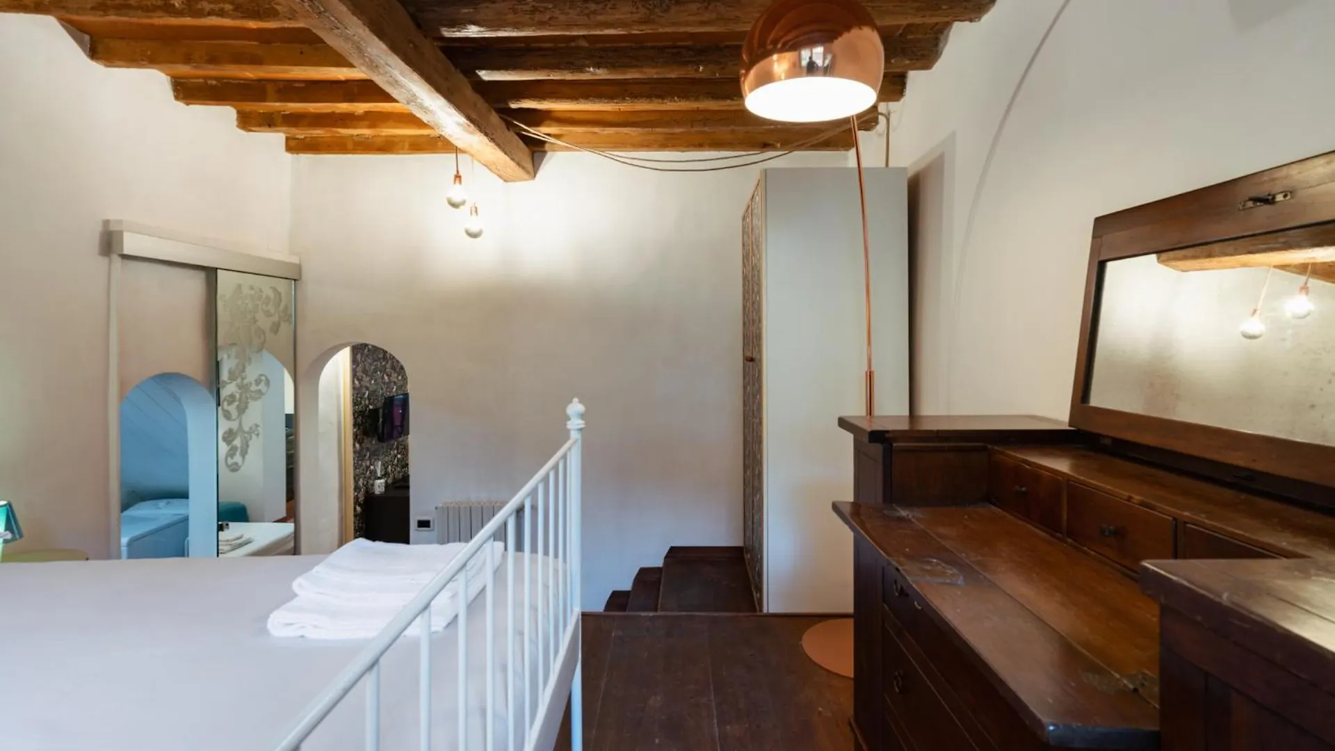 Charming Apartment In The Heart Of Santo Spirito Florence