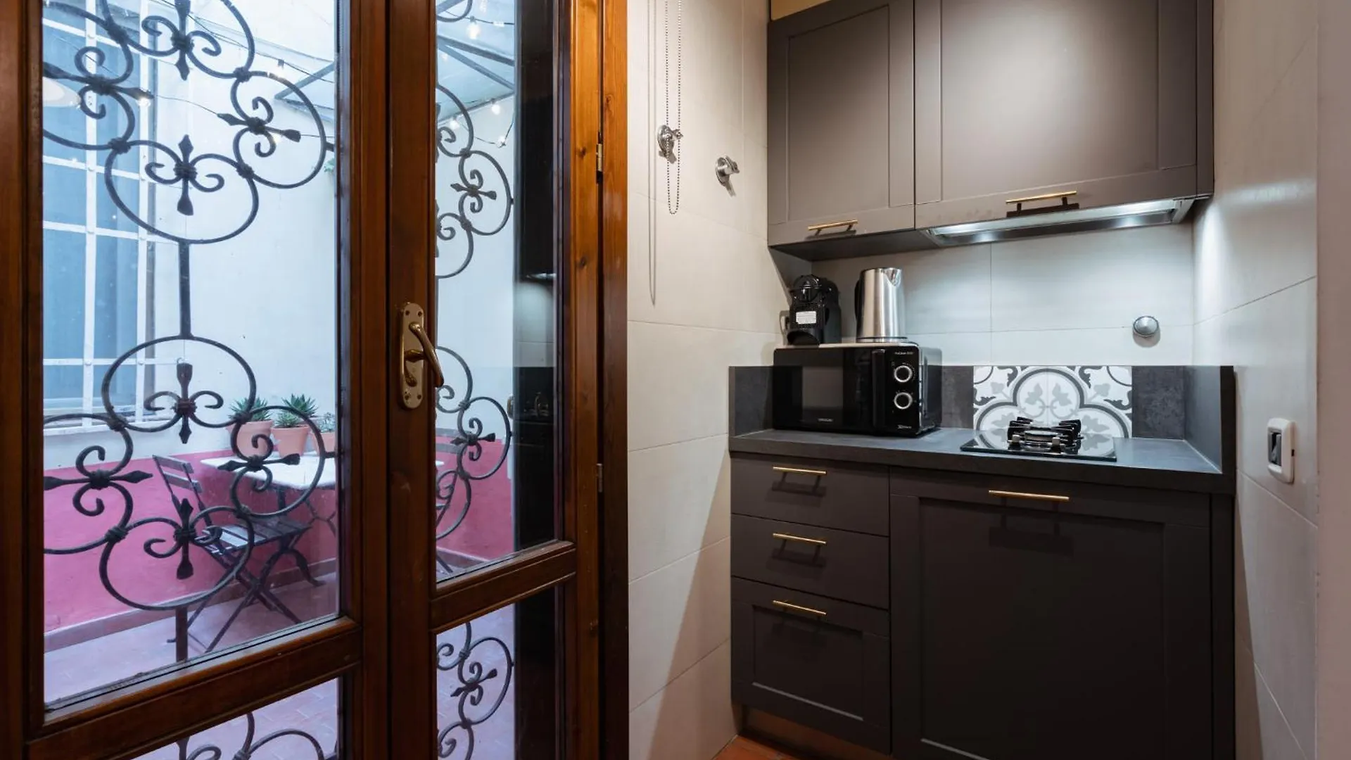 Charming Apartment In The Heart Of Santo Spirito Florence