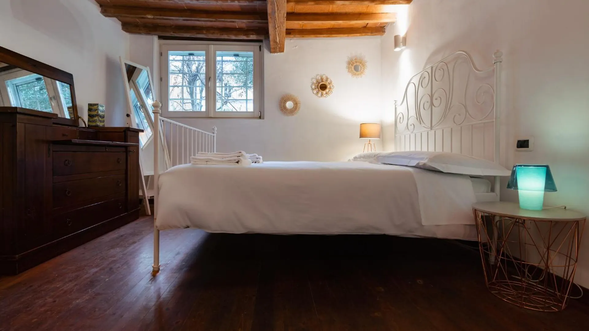 Charming Apartment In The Heart Of Santo Spirito Florence