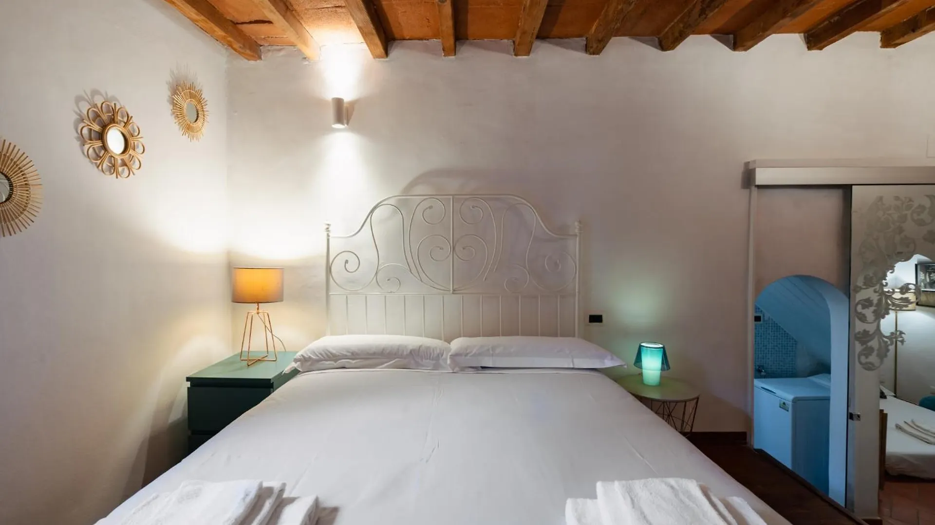 Charming Apartment In The Heart Of Santo Spirito Florence