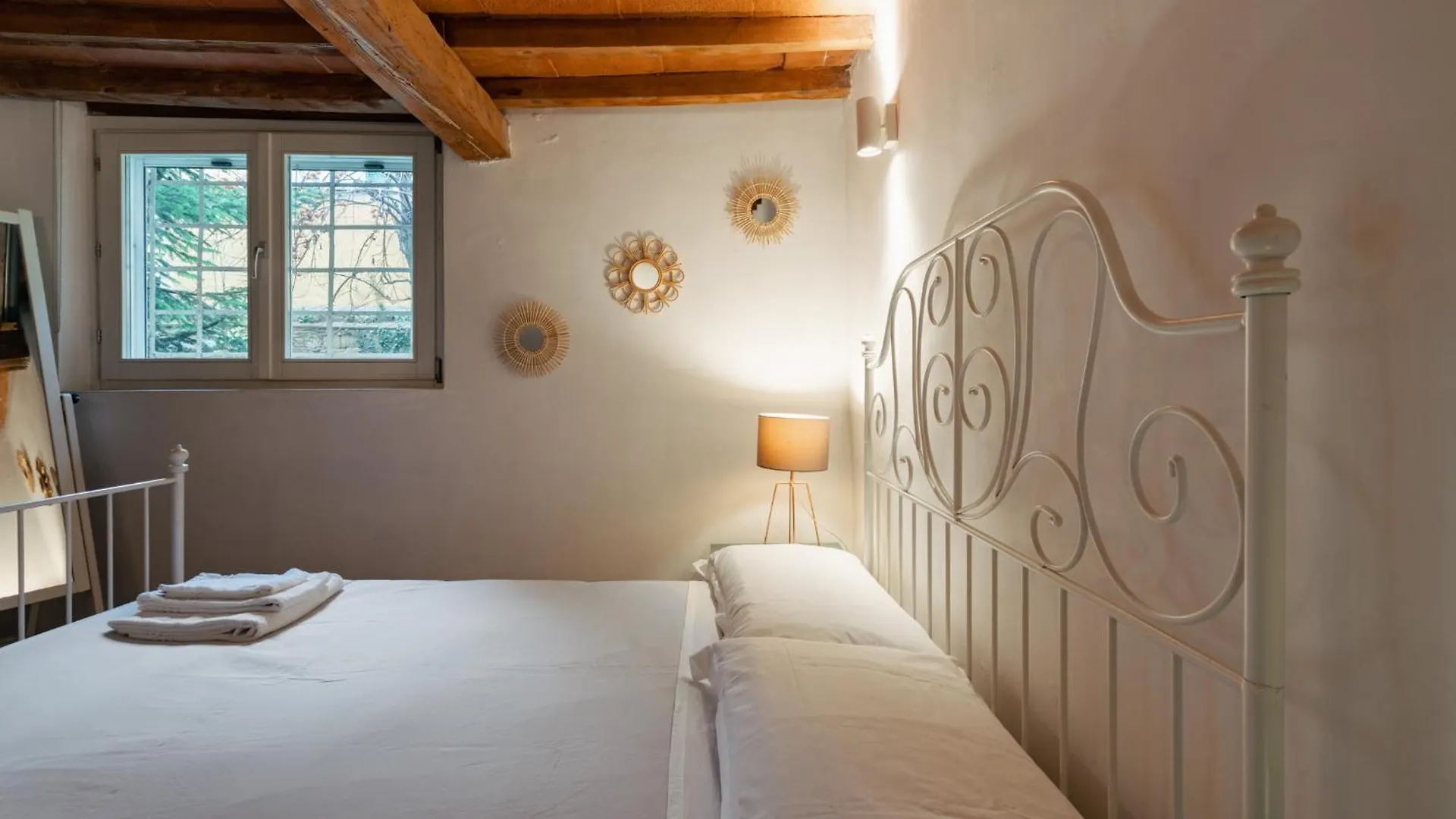 Charming Apartment In The Heart Of Santo Spirito Florence