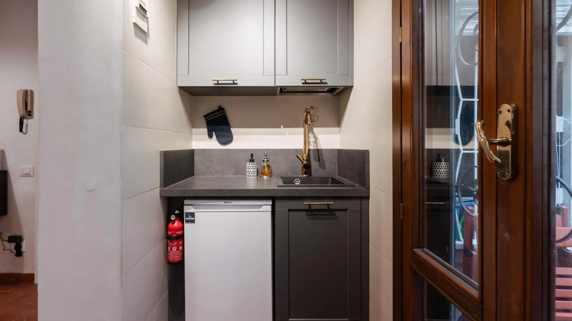 Charming Apartment In The Heart Of Santo Spirito Florence
